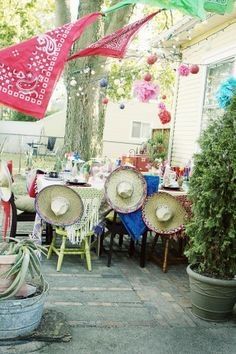 decoración colorida para boda mexicana
