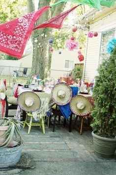 decoración colorida para boda mexicana