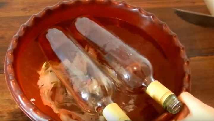 Agua caliente y cuchillo para las etiquetas
