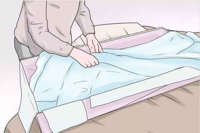 Dobla cuidadosamente tu vestido de novia, sin arrugarlo