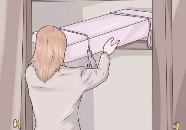 Guarda la caja que contiene tu vestido debajo de tu cama, en un cajón o estante de un armario