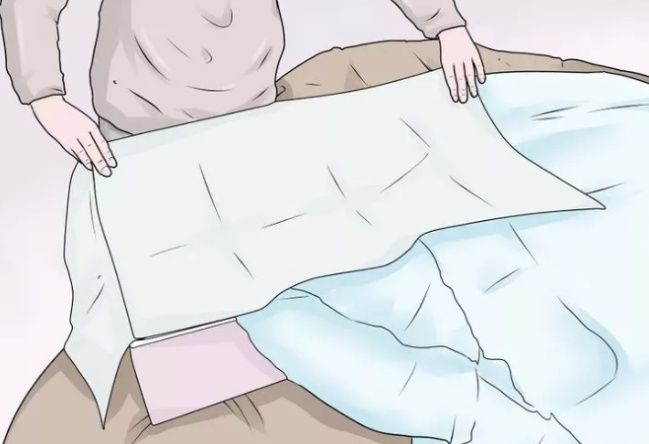 Utiliza papel de seda blanco para colocarlo en cada uno de los pliegues