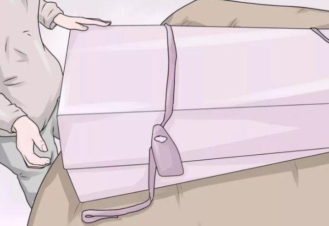 guardar el vestido en un caja es la mejor opción para un largo plazo y ayuda a preservarlo