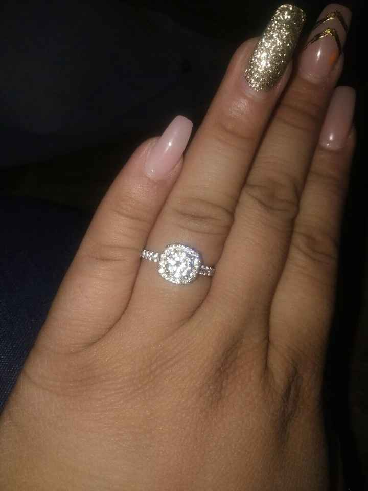  Presuman su anillo de compromiso - 1