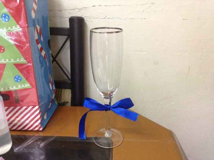 2. Pon un poco de Silicón en medio del listón, amárralo a la copa con un nudo y haz un moño, corta l