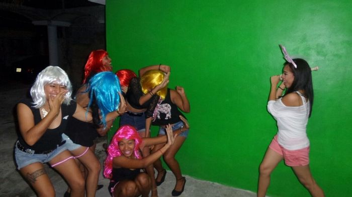 Pose jaja apunto de golpearlas