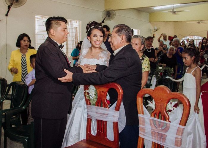 Mi abuelito entregandome :')