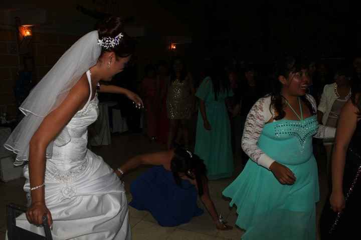 aventando el ramo, lo ganó una de mis damas y como verán, azotó jaja