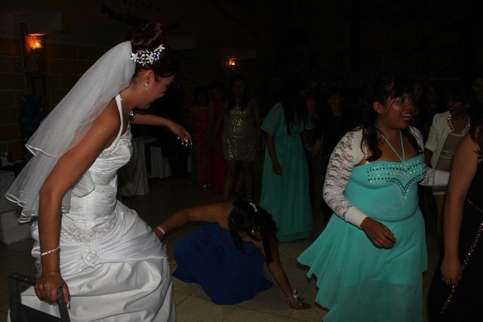 aventando el ramo, lo ganó una de mis damas y como verán, azotó jaja