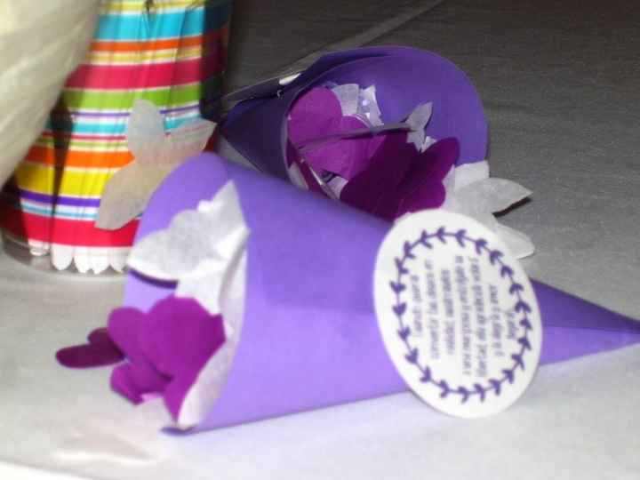 Conos con confeti de mariposas