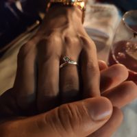 📸 Publica una foto mostrando su anillo de compromiso o alianza de boda - 1