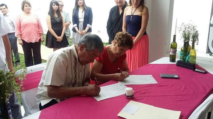 Mis suegros firmando