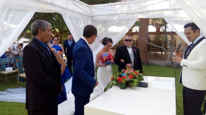 Mi papi entregándome en la ceremonia simbólica