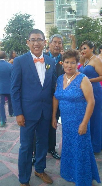 Mi marido con su Mami afuera de Catedral