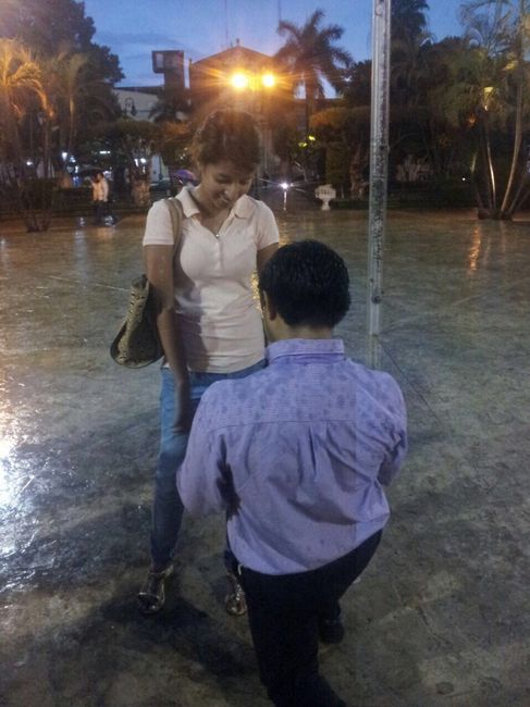 Tienen fotos de cuando les dieron el anillo de compromiso? - 1