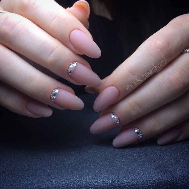 Uñas tono nude 65