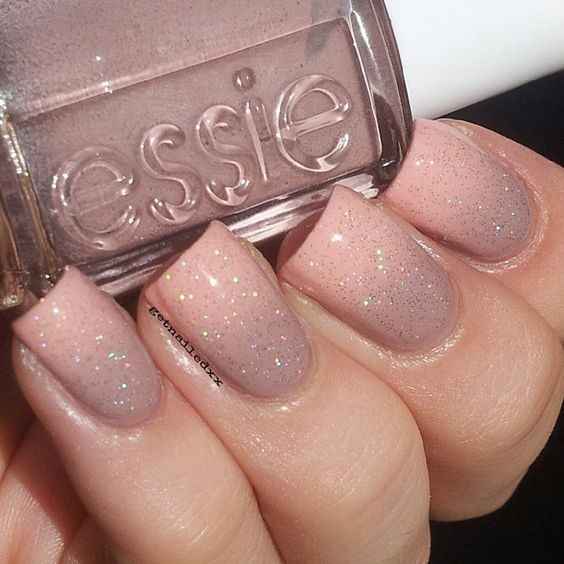 Uñas tono nude 70