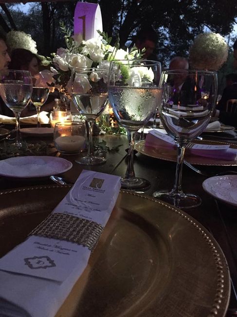 Un invitado subió una de las mesas 