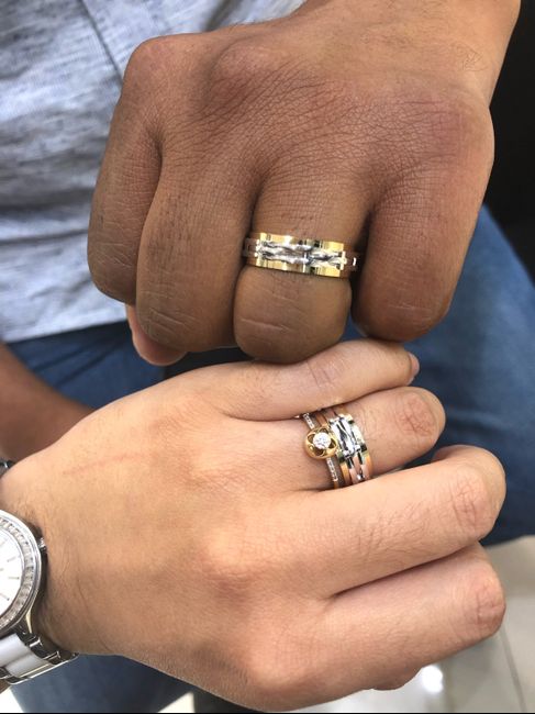 Donde compraron los anillos de matrimonio, mi prometido y yo decidimos comprarlos para que los padrinos no hagan ese gasto. 1