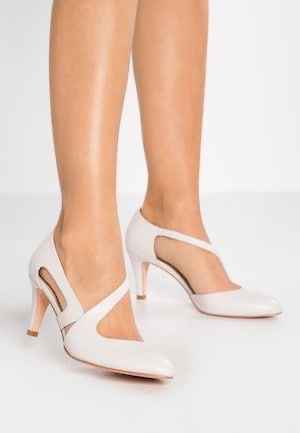 El novio es casi del tamaño de la novia!!! Que zapatillas usar? - 10