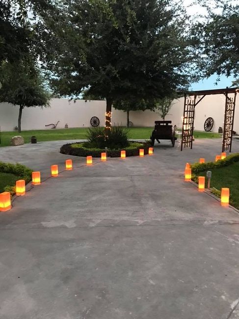 Y del camino iluminado junto con la pergola de luces en la bienvenida
