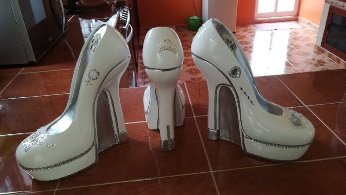 Zapatillas como recuerdos 👠 y botella 🍾🍾 - 2