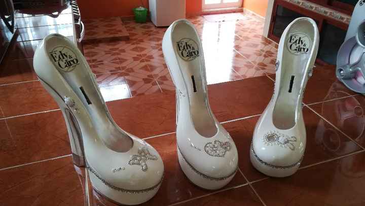 Zapatillas como recuerdos 👠 y botella 🍾🍾 - 1