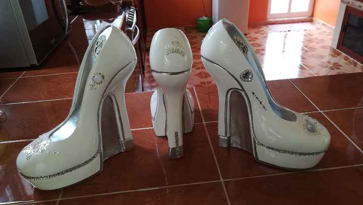 Zapatillas como recuerdos 👠 y botella 🍾🍾 - 2