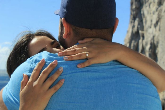 📸 Publica una foto mostrando su anillo de compromiso o alianza de boda 2