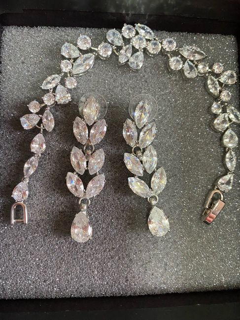 Ideas de aretes largos para un look de novia perfecto 😍 1