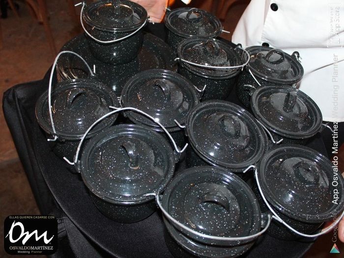 Estas son las mini ollitas de peltre donde irá la carne en su jugo 
