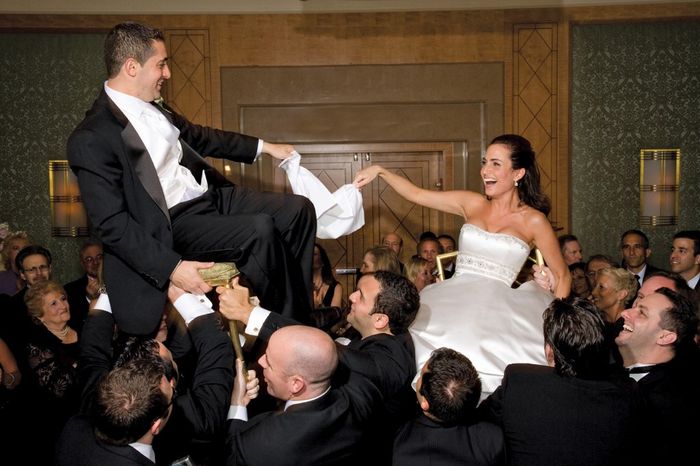 En las bodas judías, este momento se llama 'The Hora" (pronunciado como con J - Jora)