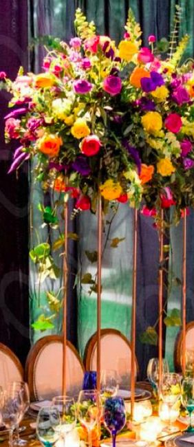 Alto - no tiene los colores de la boda, las flores van a cambiar