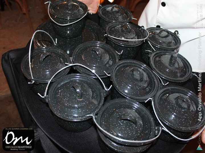 Estas son las mini ollitas de peltre donde irá la carne en su jugo 