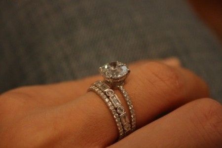 Como usar el anillo de compromiso y la argolla de matrimonio