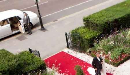 La entrada y salida del auto nupcial4