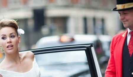 La entrada y salida del auto nupcial1