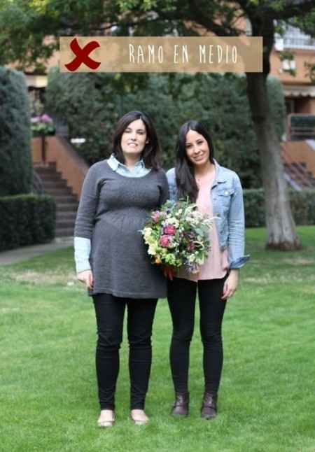 ¿Cuál es la forma correcta de llevar el ramo de novia?