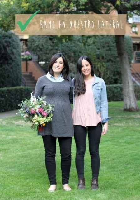 ¿Cuál es la forma correcta de llevar el ramo de novia?