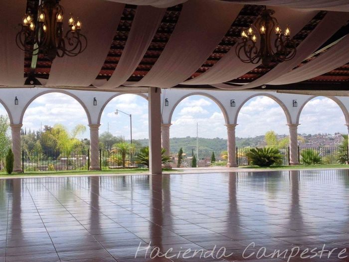 salón solo con medio cielo 