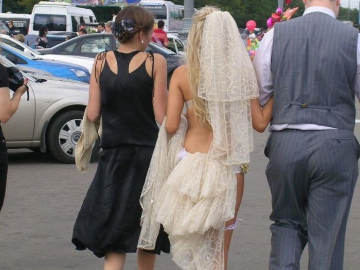 Vestidos de novia tan ridículos que no culparíamos al novio si saliera huyendo 3