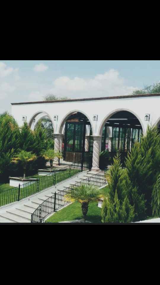 Salón por enfrente.  