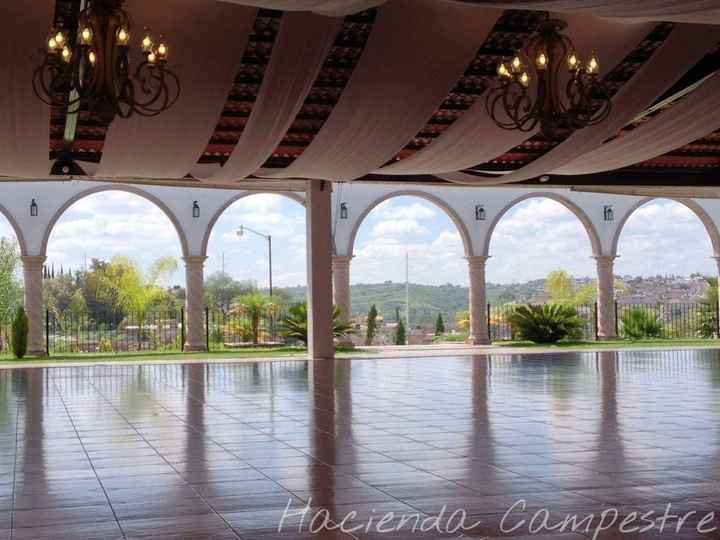 salón solo con medio cielo 