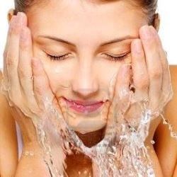 * Lava tu cara con algún jabón especial o productos de higiene facial diariamente. No lo hagas con t