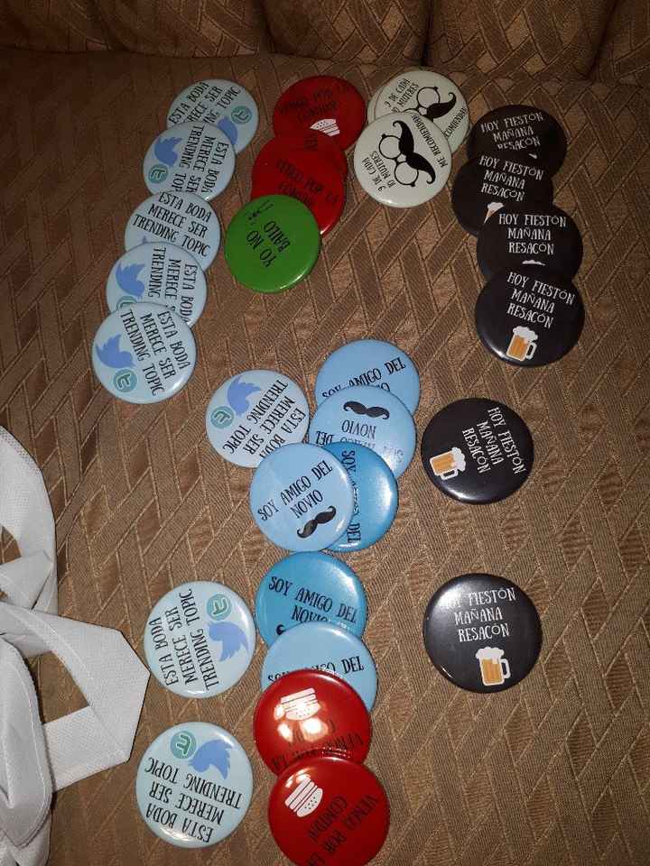 Pines con diferentes frases