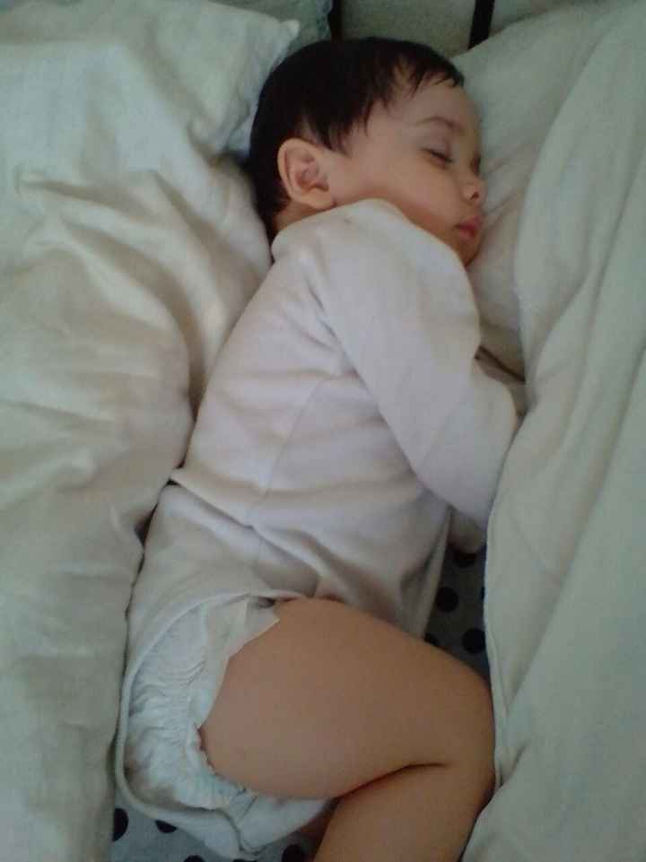 Si lo tapas no se duerme, le gusta andar en puro pañalero