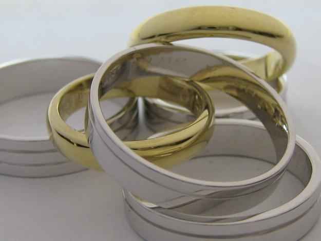 anillos dorado o plateado