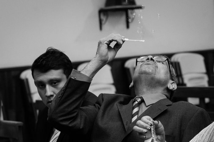 padrino tirando burbujas