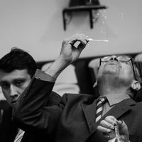 padrino tirando burbujas