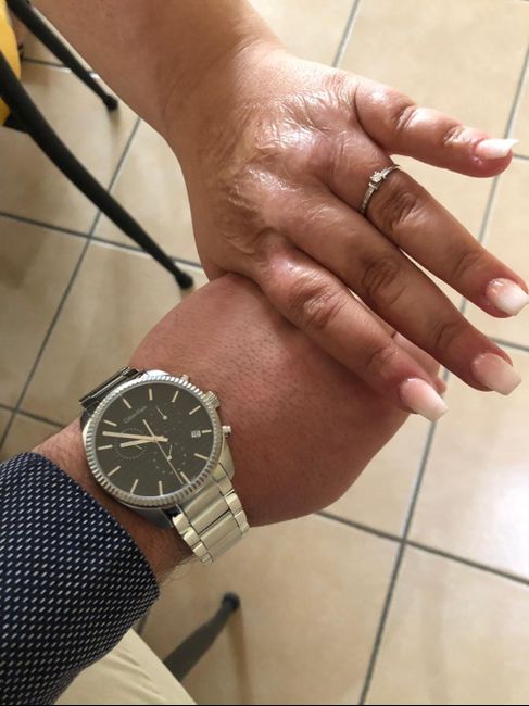 Que le regalaron a su fm una vez que les fue entregado el anillo de compromiso - 1